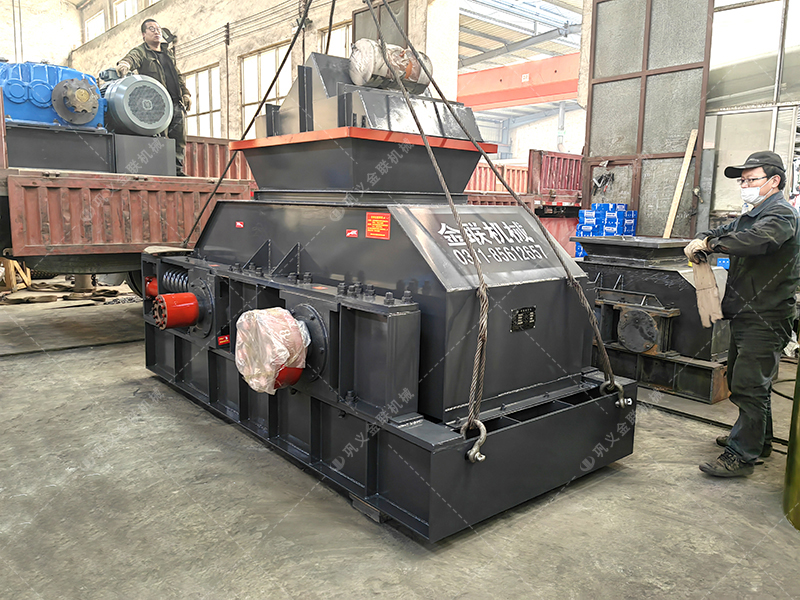 2PGY1200x800半自動(dòng)液壓對輥破碎機(jī)發(fā)貨圖片